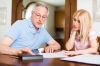 Foto: Mann und Frau rechnen