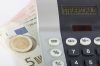 Foto: Euro, Geldschein, Taschenrechner, Steuerschuld