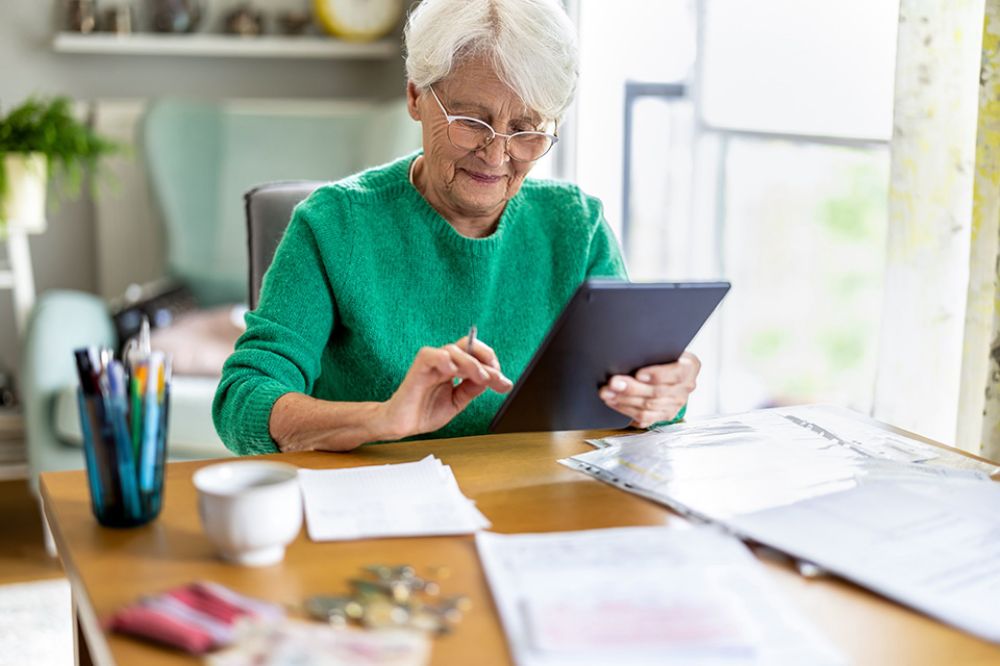 Pensionistin bedient Tablet