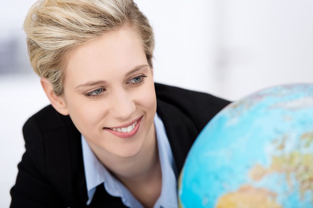 Frau mit Globus